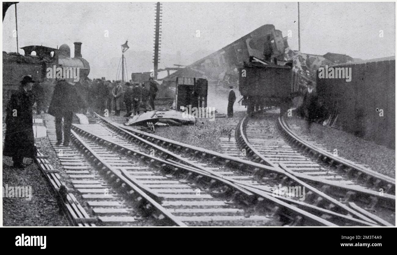 Une nuit de voiture et un train postal de Manchester à l'ouest de l'Angleterre ont déraillé sur l'approche fortement courbée de la gare de Shrewsbury, tuant 18 personnes et en blessant 33. Photographie montrant la courbe fatale que le train a sauté. Date : octobre 1907 Banque D'Images