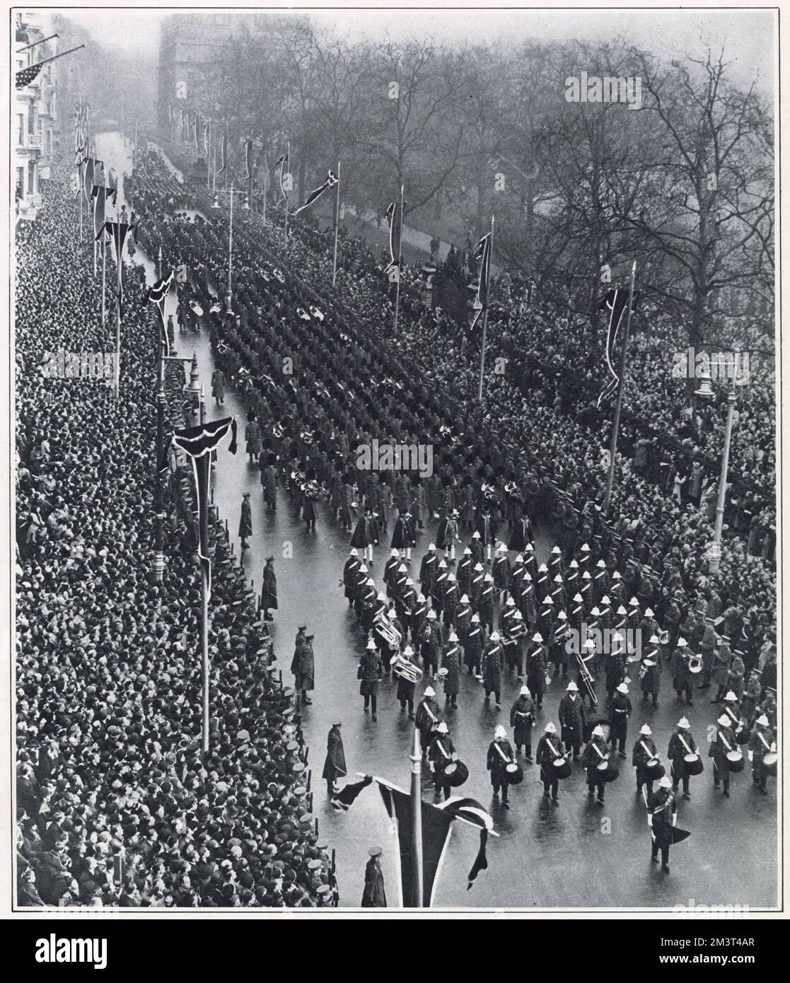 Passant entre les immenses foules qui bordent Piccadilly, partie de la route de la procession funéraire du roi George V, les groupes massés, menés par le groupe de la Royal Air Force, suivi par la banque des Royal Marines, vu à la tête dans cette photographie. Banque D'Images