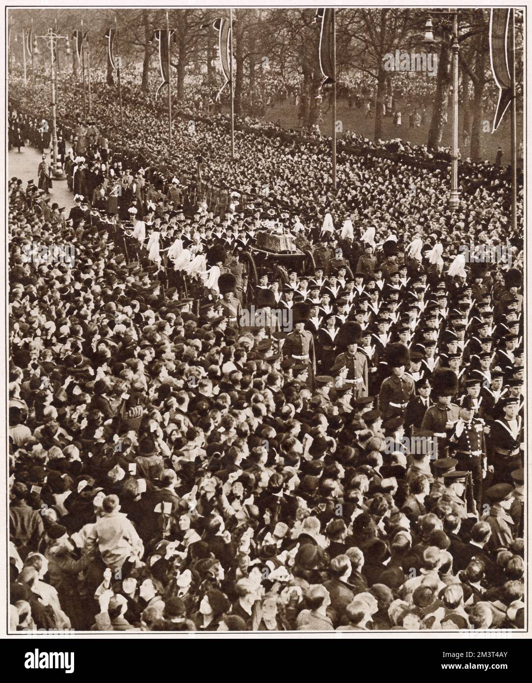 Des foules immenses bordent le chemin de la procession funéraire du roi George V à Londres, avec toute personne incapable de voir correctement quand le chariot porte-arme portant le corps du roi passe. Un certain nombre de participants à l'arrière vu à l'aide de miroirs et de periscopes à voir à la place. Banque D'Images