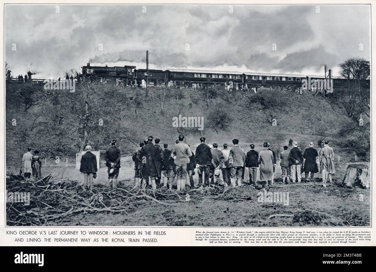 Photographie évocatrice montrant les amateurs de tournants qui regardent le train « Royal Windsor », portant le corps du défunt roi George V, se rend à Windsor depuis Paddington. Banque D'Images