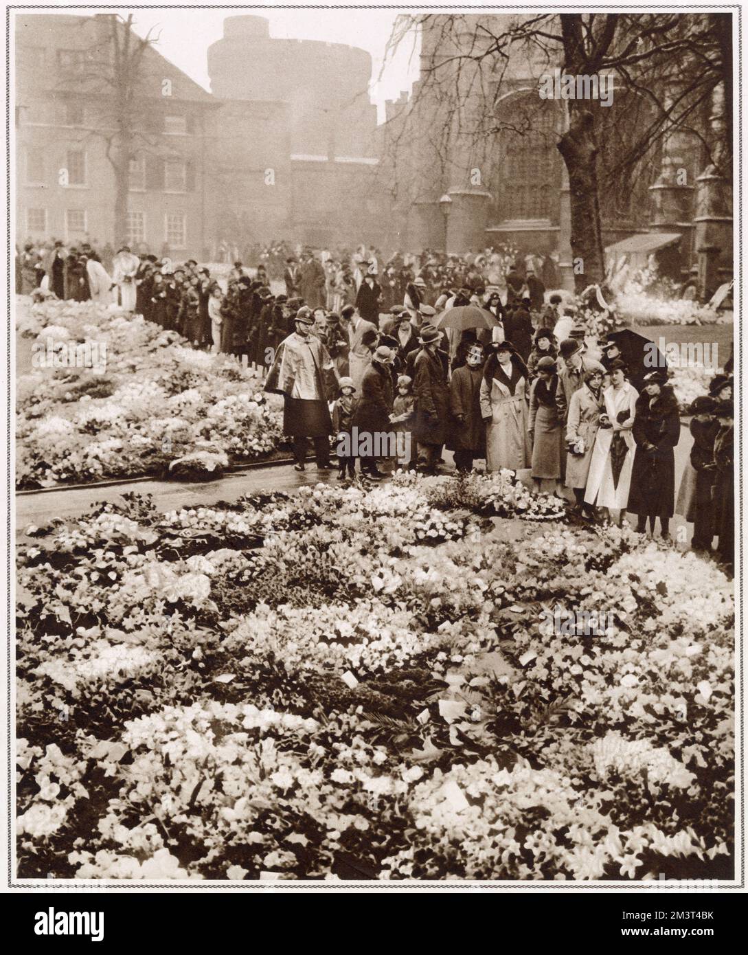Certaines des cinq mille couronnes qui remplissent les terres du château de Windsor après les funérailles du roi George V. Banque D'Images