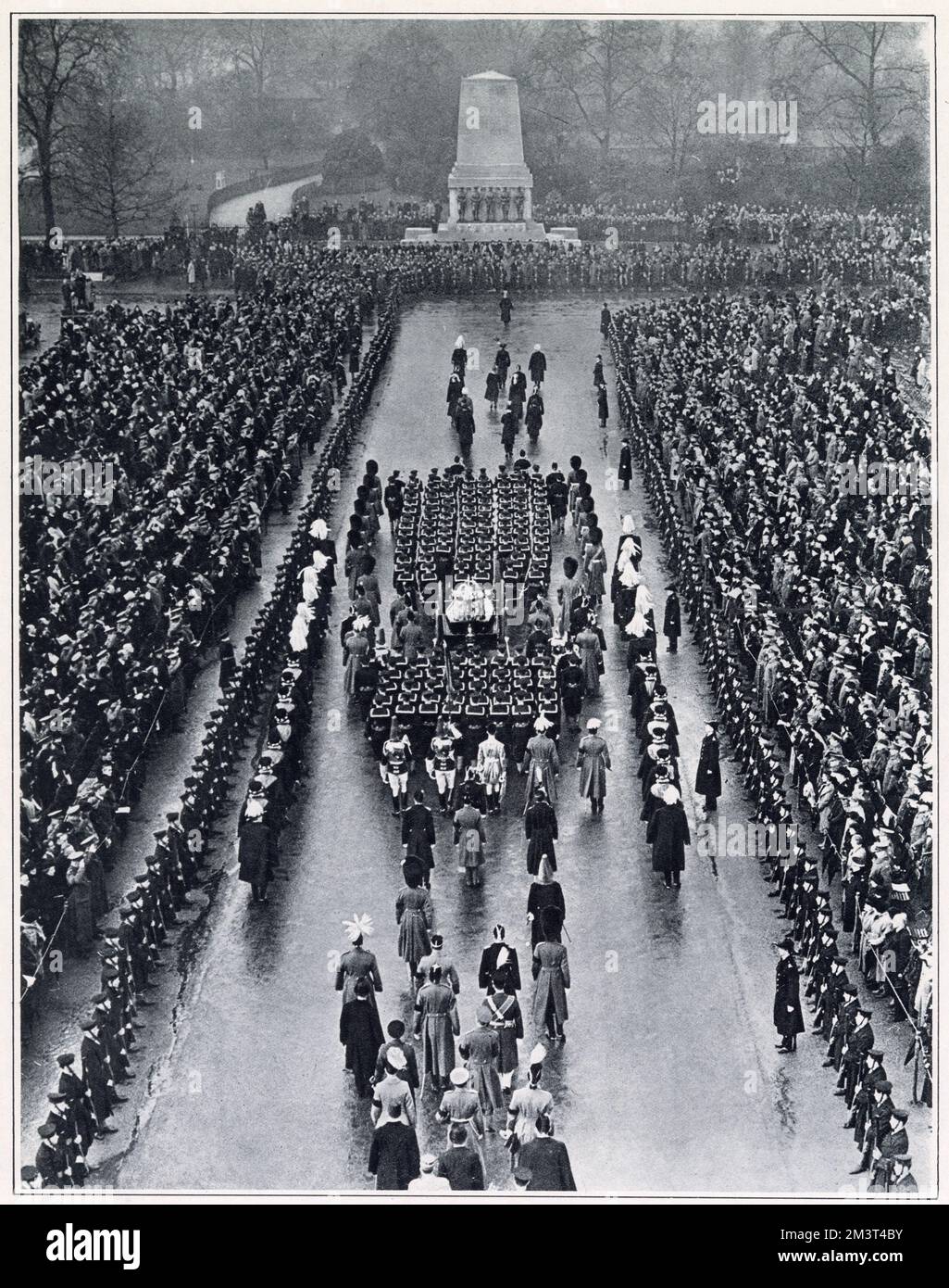La procession funéraire du roi George V avec le chariot de canon tiré par la marine portant le corps du roi tardif passant par Horse Guards Parade. Banque D'Images