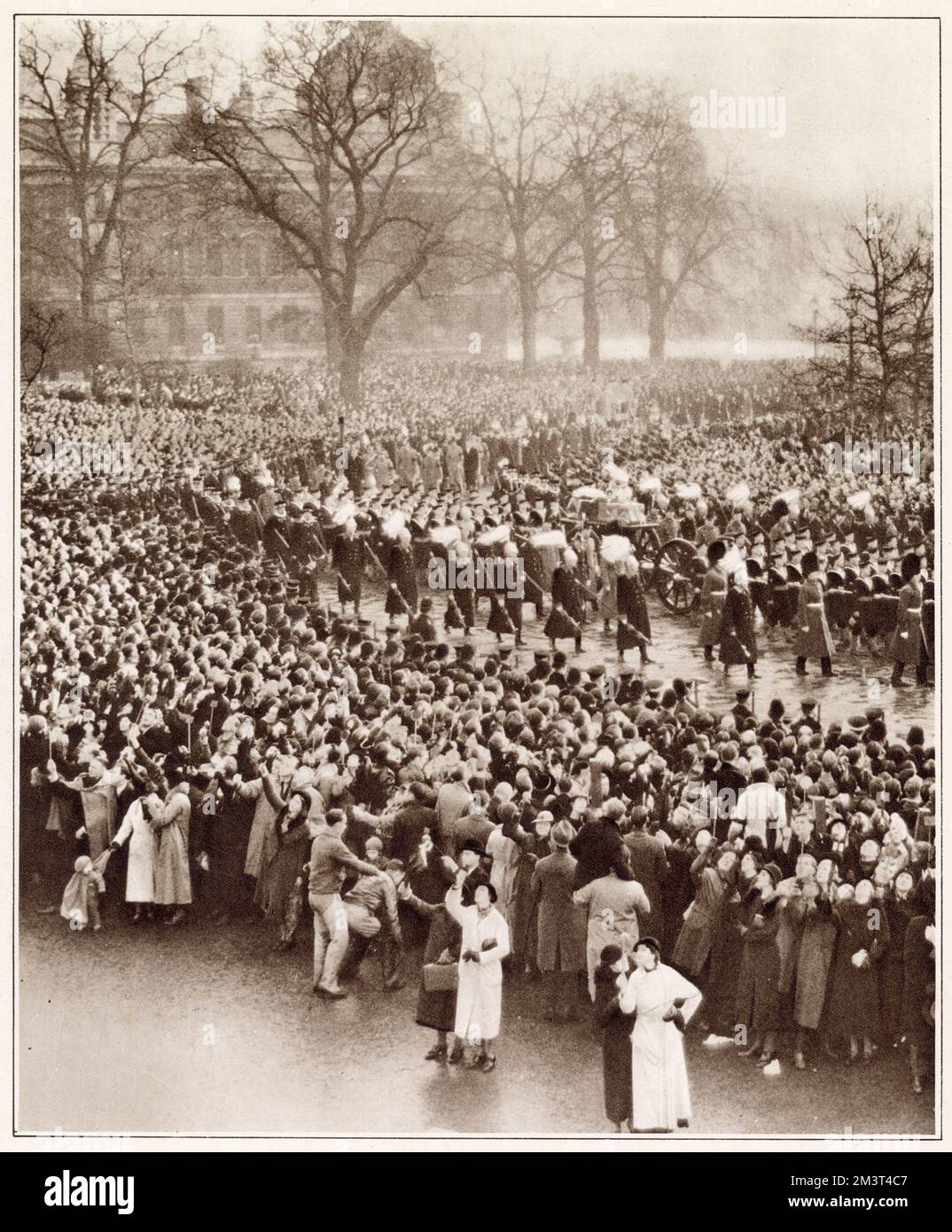 Les gens à l'arrière de la foule qui bordent la route de la procession funéraire du roi George V en utilisant une variété de périmètres et de miroirs pour être en mesure de voir que le cortège passait par les marches du duc de York et a fait le chemin de la galerie marchande. Voir la photo numéro 13784571 pour une scène semblable montrée pour les funérailles du roi Édouard VII en 1910. Banque D'Images