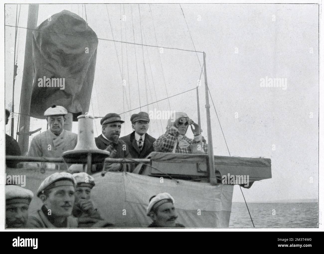 Alice regardant son mari Bleriot voler à travers la Manche Banque D'Images