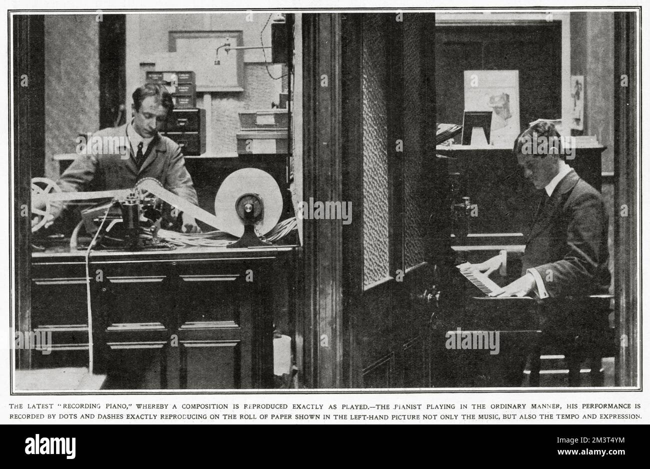 Photographies prises à The Perforated Music Company Ltd, montrant un homme (à droite) assis à un piano jouant un morceau de musique tout en étant enregistré. L'homme de gauche reproduit exactement ce que joue le pianiste sur un long rouleau de papier en utilisant des points et des tirets pour le tempo. Date: 1909 Banque D'Images
