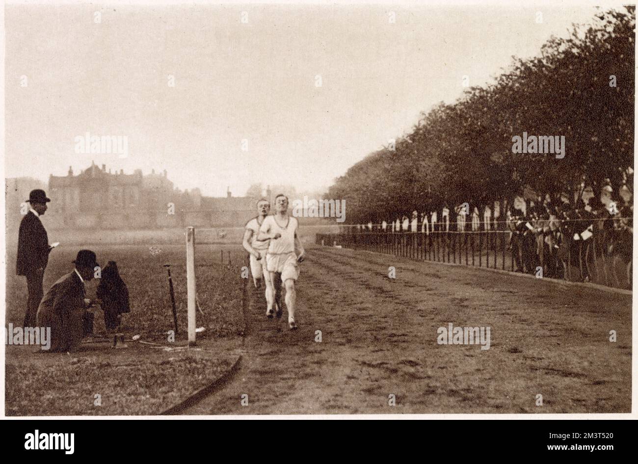 Alec Nelson (1872 - 1944), battant Joe Binks dans une course de trois quarts de mille en 3min 15sec au pont Stamford en 1899. Quand sa carrière de course à pied est arrivée à son terme, Nelson a pris le coaching. Il a été entraîneur professionnel à l'Université de Cambridge de 1908 à 1913, et a également entraîné des athlètes britanniques pour les Jeux olympiques de 1912 à Stockholm. Banque D'Images