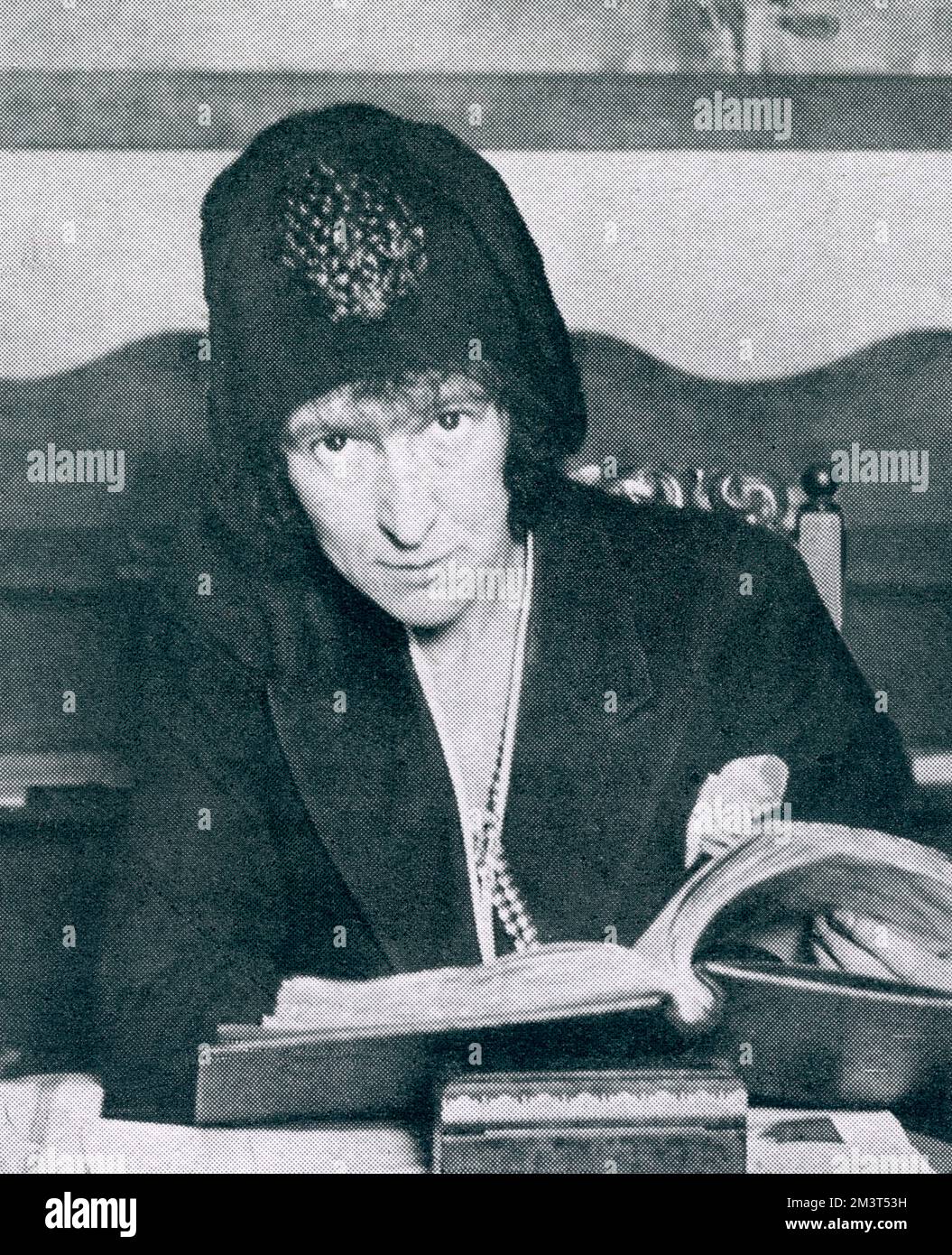 Dinah Shurey (1888-1963) - producteur et réalisateur britannique de fin 1920s. Elle est connue pour son film de 1929 « The Last Post ». Photo « sélection de scénarios pour sa prochaine approbation ». Banque D'Images