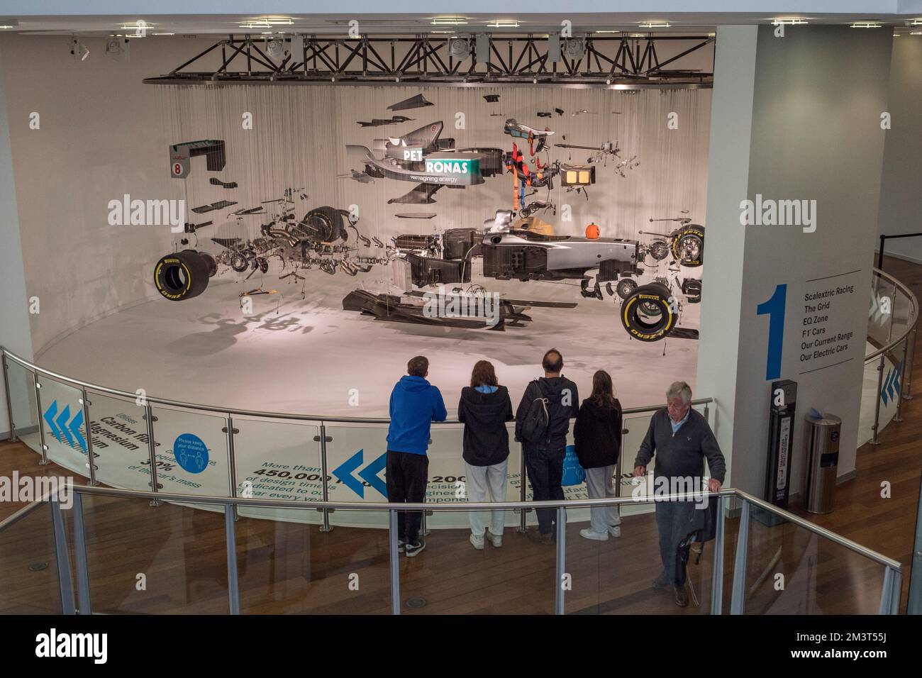 'View Suspended 2', une installation d'une Mercedes GP Formula One car Paul Veroude dans Mercedes-Benz World, Weybridge, Surrey, Royaume-Uni. Banque D'Images