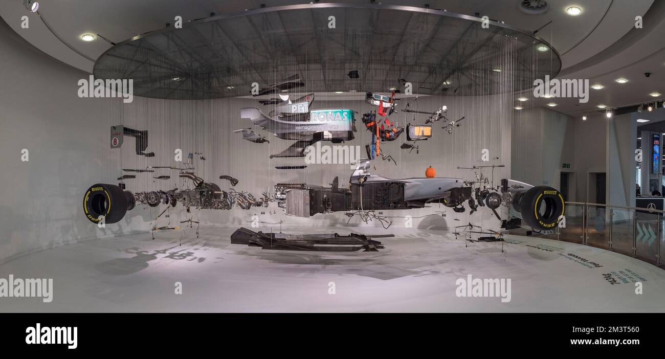 'View Suspended 2', une installation d'une Mercedes GP Formula One car Paul Veroude dans Mercedes-Benz World, Weybridge, Surrey, Royaume-Uni. Banque D'Images