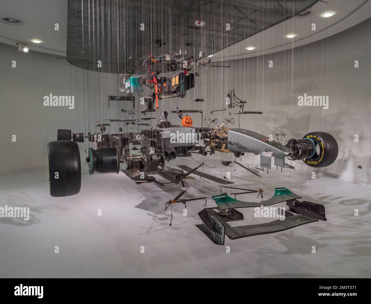 'View Suspended 2', une installation d'une Mercedes GP Formula One car Paul Veroude dans Mercedes-Benz World, Weybridge, Surrey, Royaume-Uni. Banque D'Images
