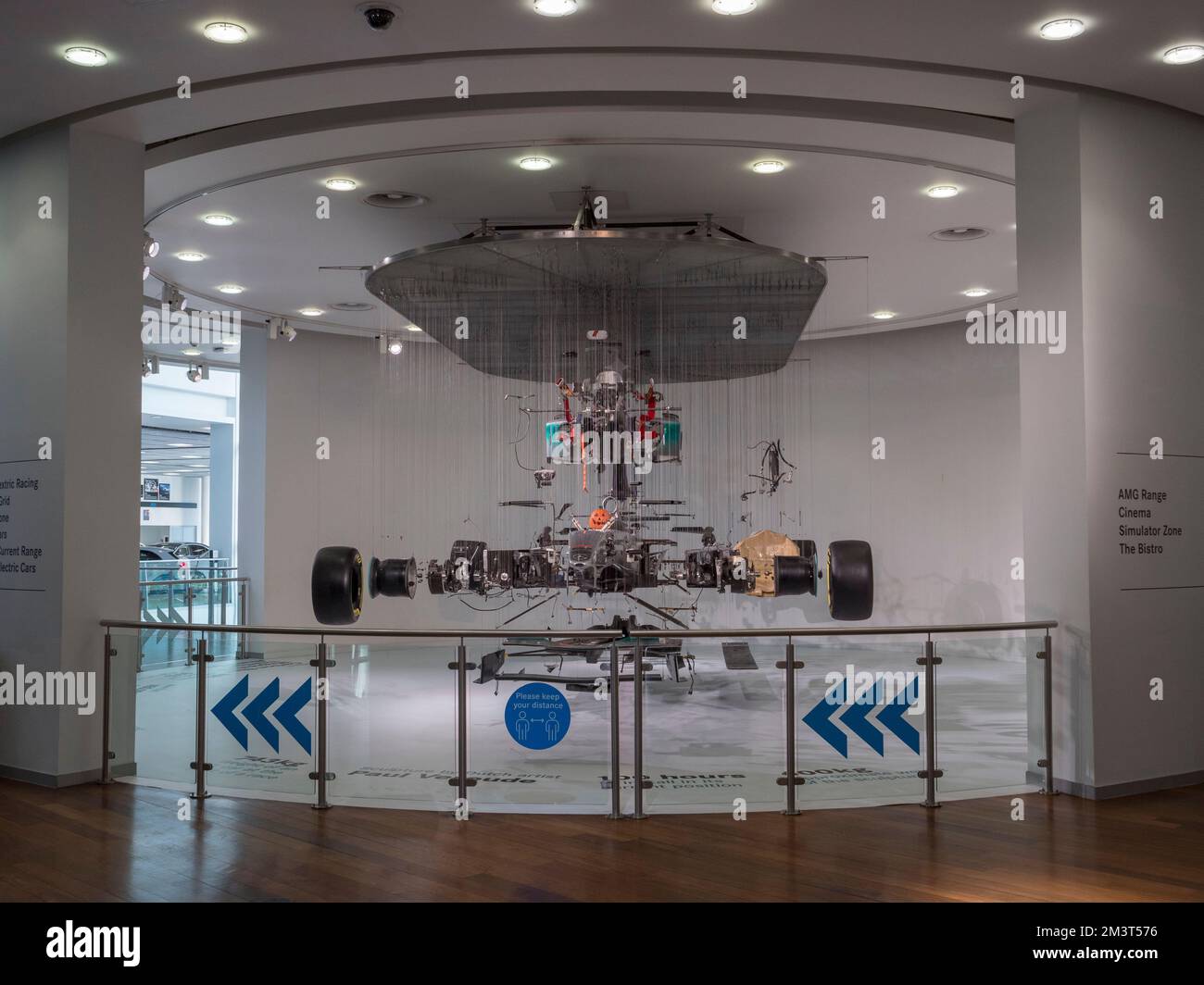 'View Suspended 2', une installation d'une Mercedes GP Formula One car Paul Veroude dans Mercedes-Benz World, Weybridge, Surrey, Royaume-Uni. Banque D'Images