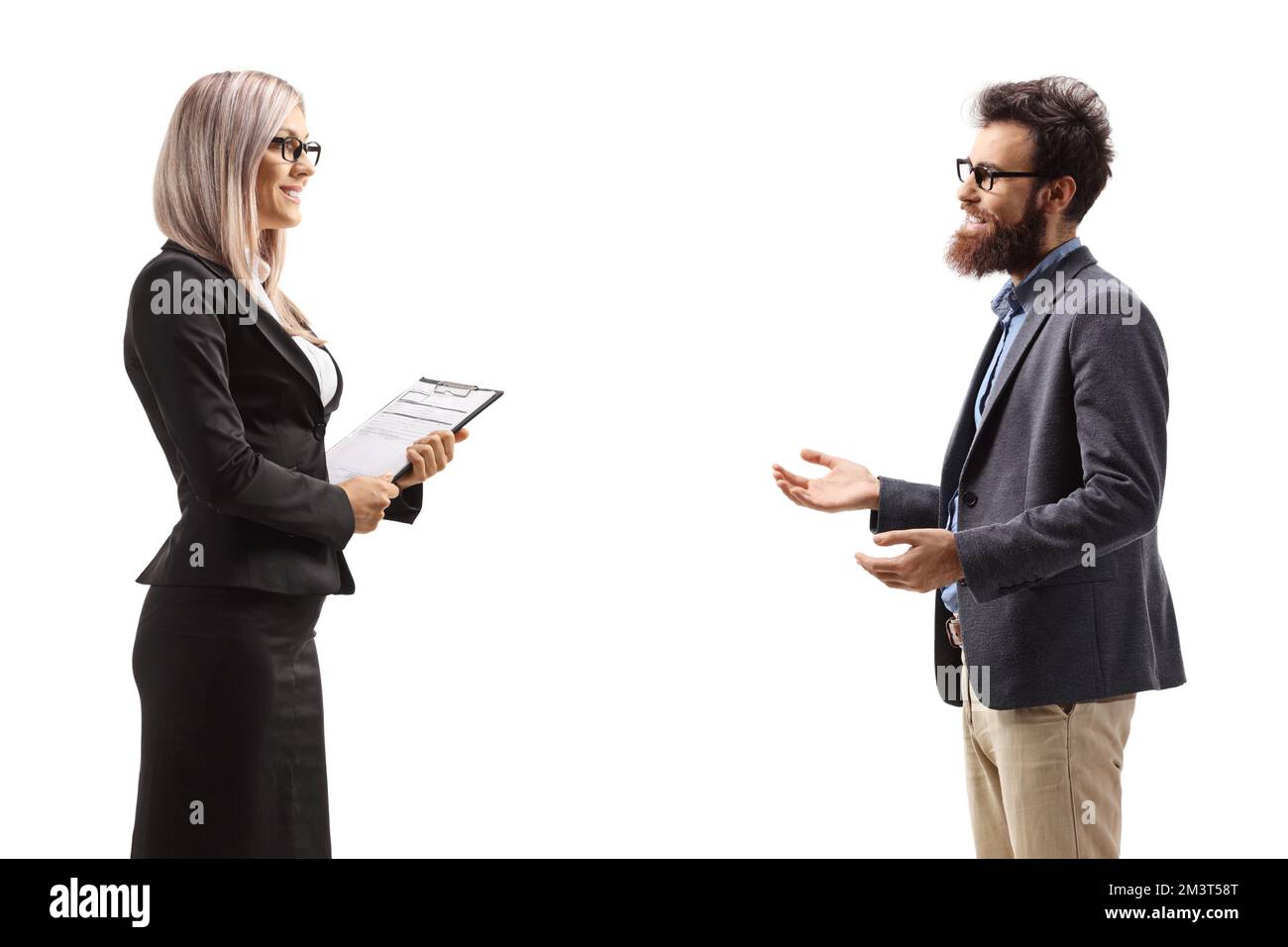 Photo de profil d'une femme d'affaires ayant une conversation avec un homme barbu isolé sur fond blanc Banque D'Images