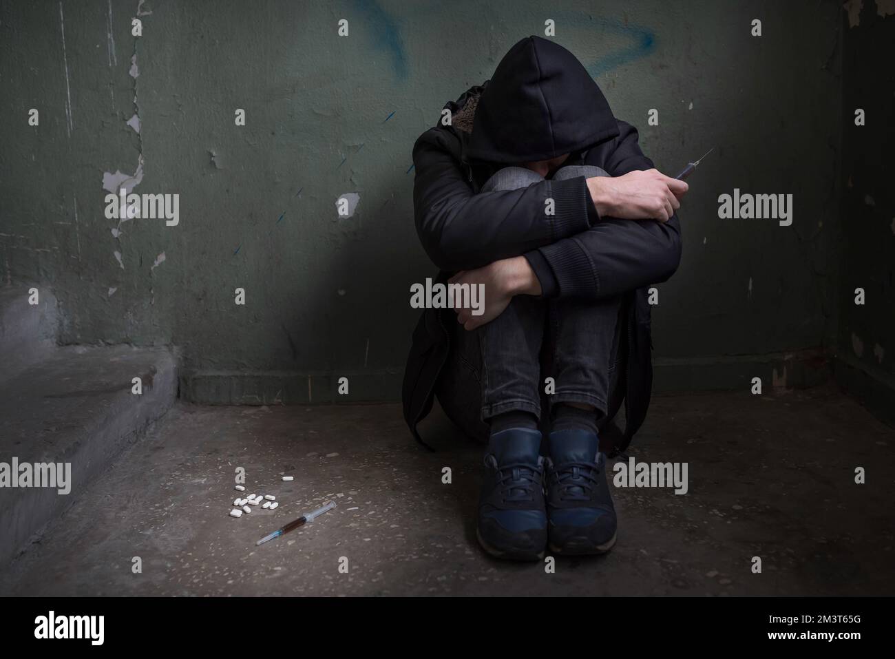 Assis femmes dans la dépression, jeunes femmes de tristesse pleurant dans la vieille maison sale abandonnée. Style de vie Banque D'Images
