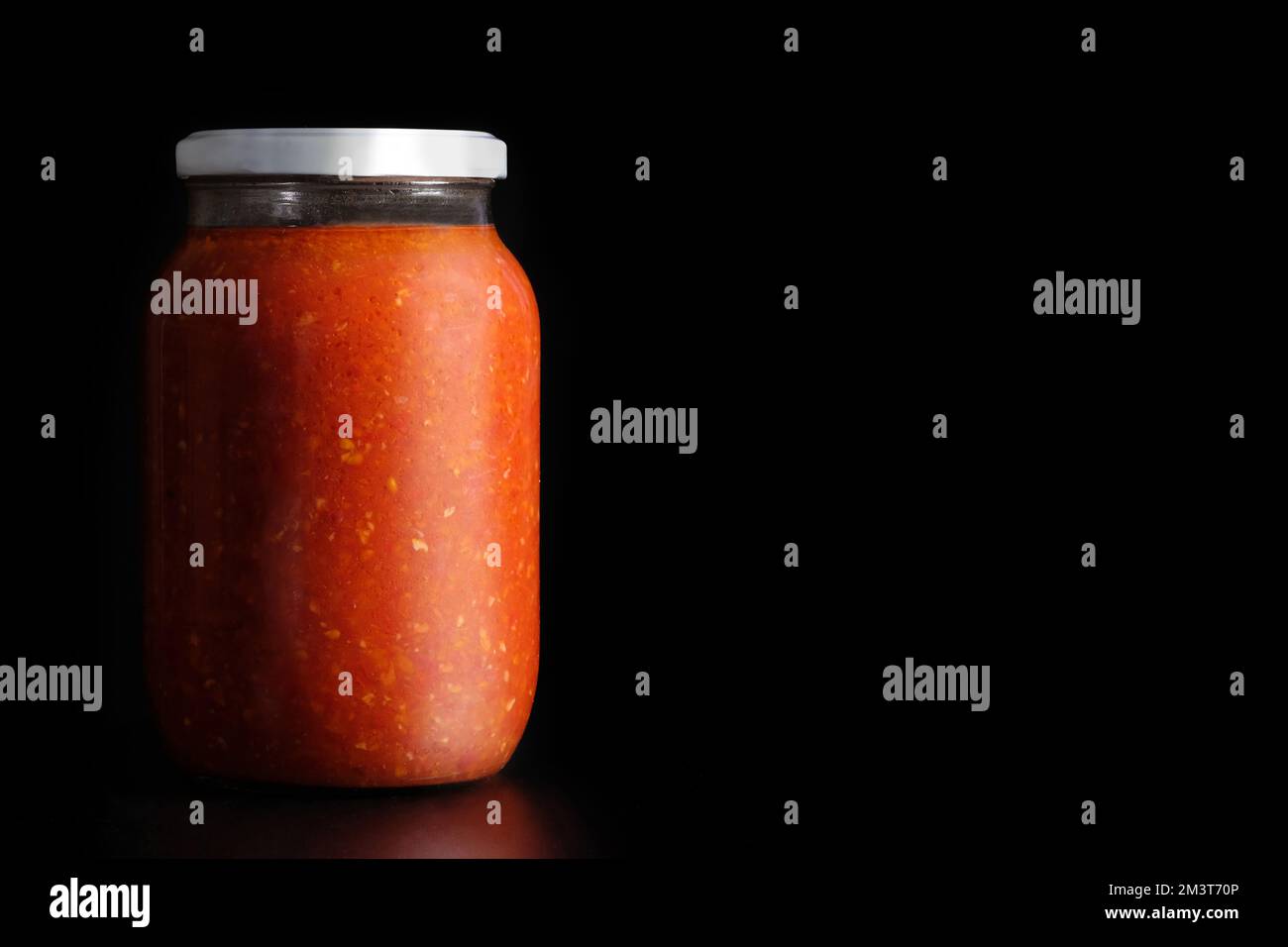Pot en verre d'aliments en conserve sur fond noir, avec espace de copie. Conservation Banque D'Images