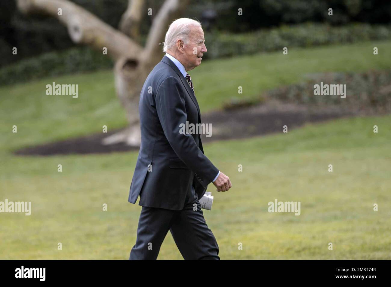 Washington, États-Unis. 16th décembre 2022. Le président Joe Biden traverse la pelouse sud après avoir quitté Marine One à la Maison Blanche à Washington, DC, vendredi, 16 décembre 2022. Le Président est revenu de New Castle, Delaware, où il a visité le Major Joseph R. 'beau' Biden III National Guard/Reserve Centre pour parler aux anciens combattants. Photo de Bonnie Cash/UPI Credit: UPI/Alay Live News Banque D'Images