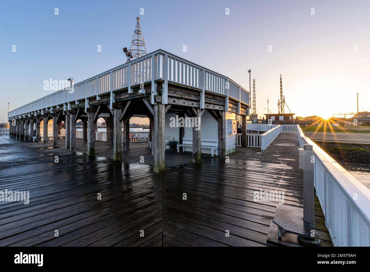 Alte Liebe, célèbre pont d'observation à Cuxhaven, en Allemagne, au bord de l'Elbe au coucher du soleil Banque D'Images
