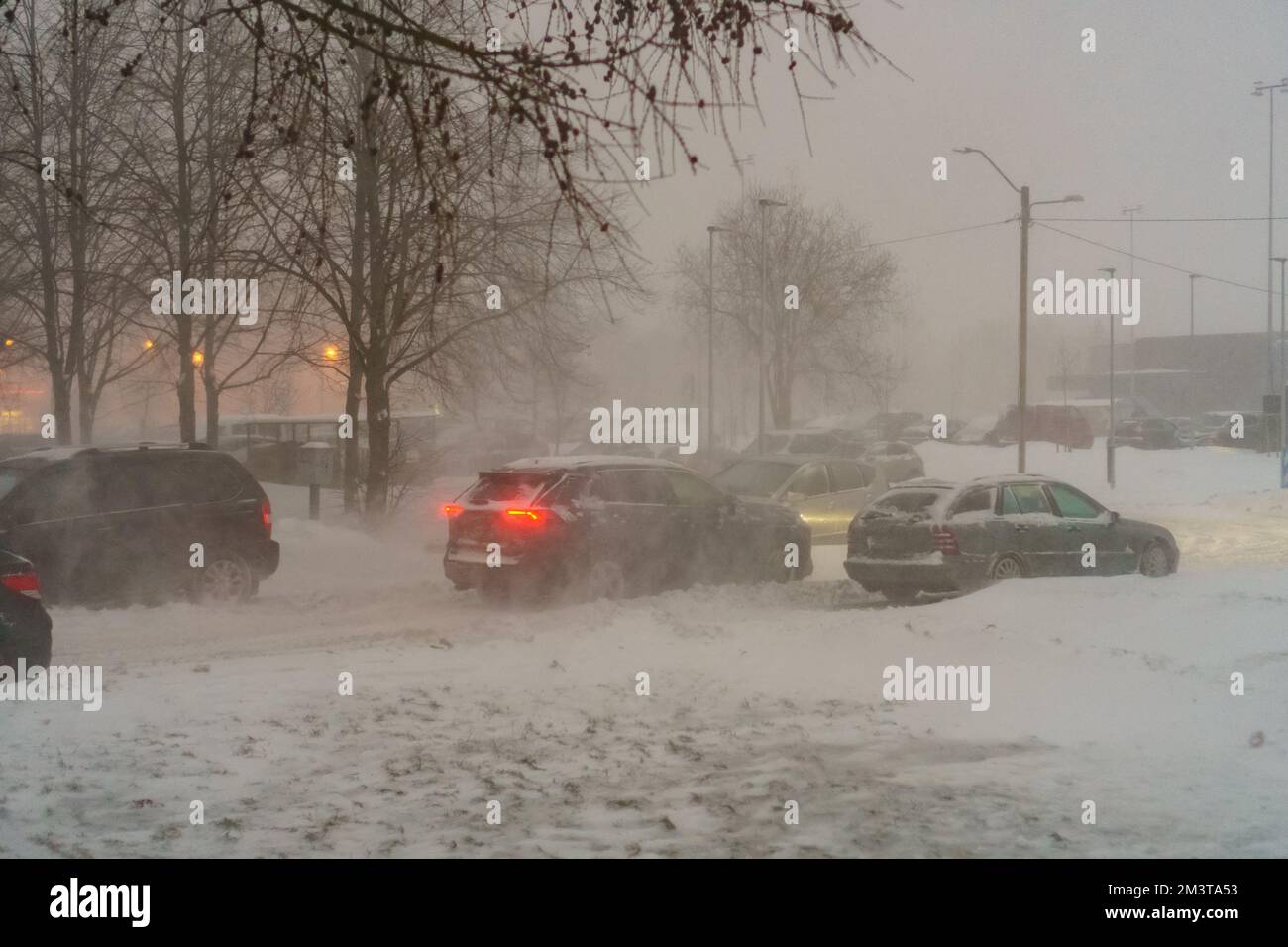 Les voitures circulent sur la route dans des conditions météorologiques difficiles. Blizzard. Banque D'Images