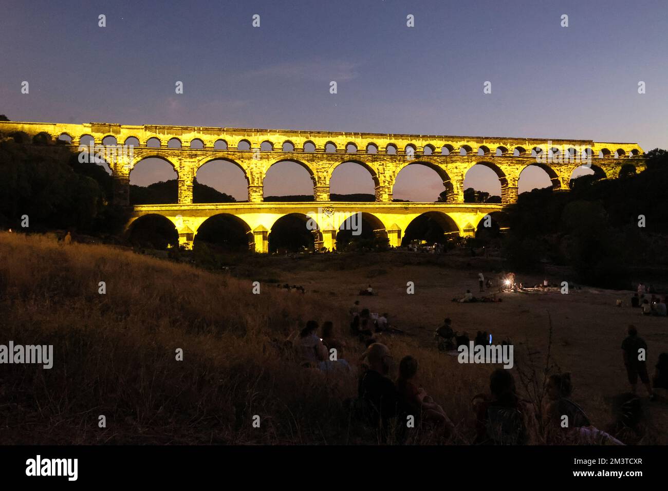 Son et lumière, son et lumière, éclairage,illuminations,événement,spectacle,à,la,nuit,le,  Pont du Gard, est un, ancien, Romain, aqueduc, pont, construit dans le,  premier siècle après J.-C., À, porter l'eau, plus de 50 km, à la,