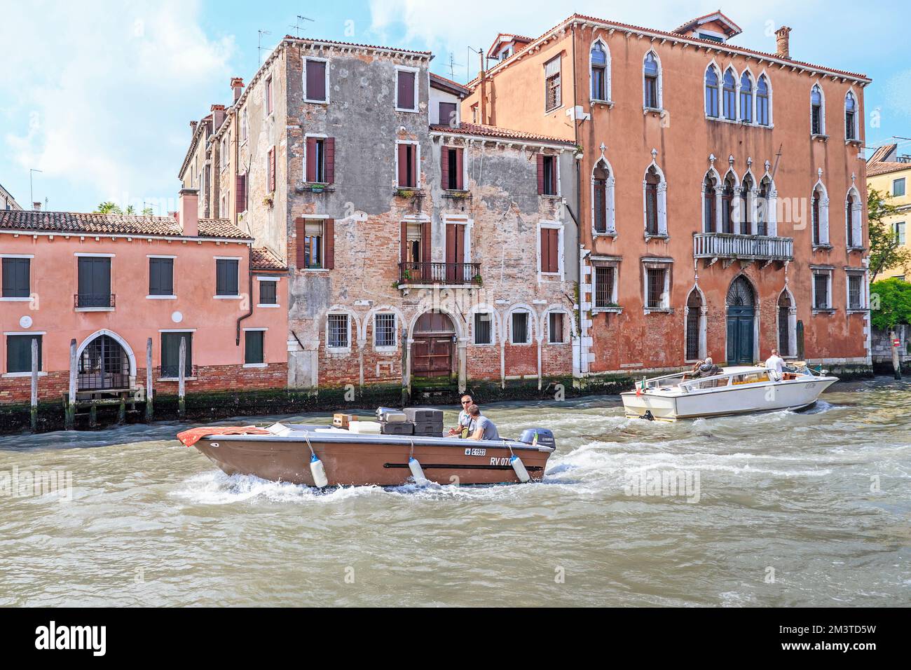 VENISE, ITALIE - 18 MAI 2018 : des bateaux flottent sur le Grand Canal après les maisons du quartier de Santa Croce. Banque D'Images