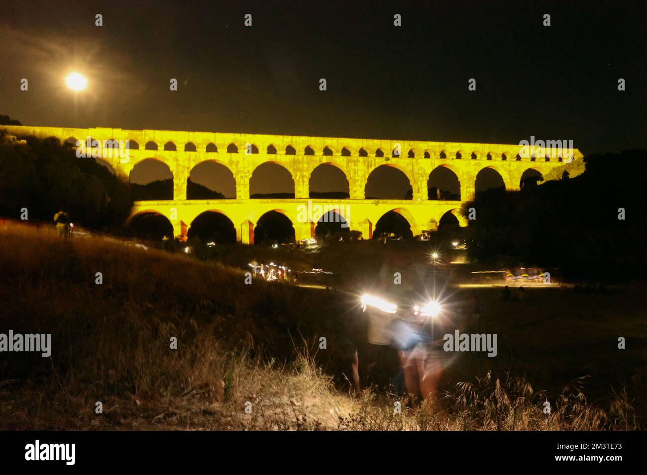 éclairage du pont du gard Banque de photographies et d'images à haute  résolution - Alamy
