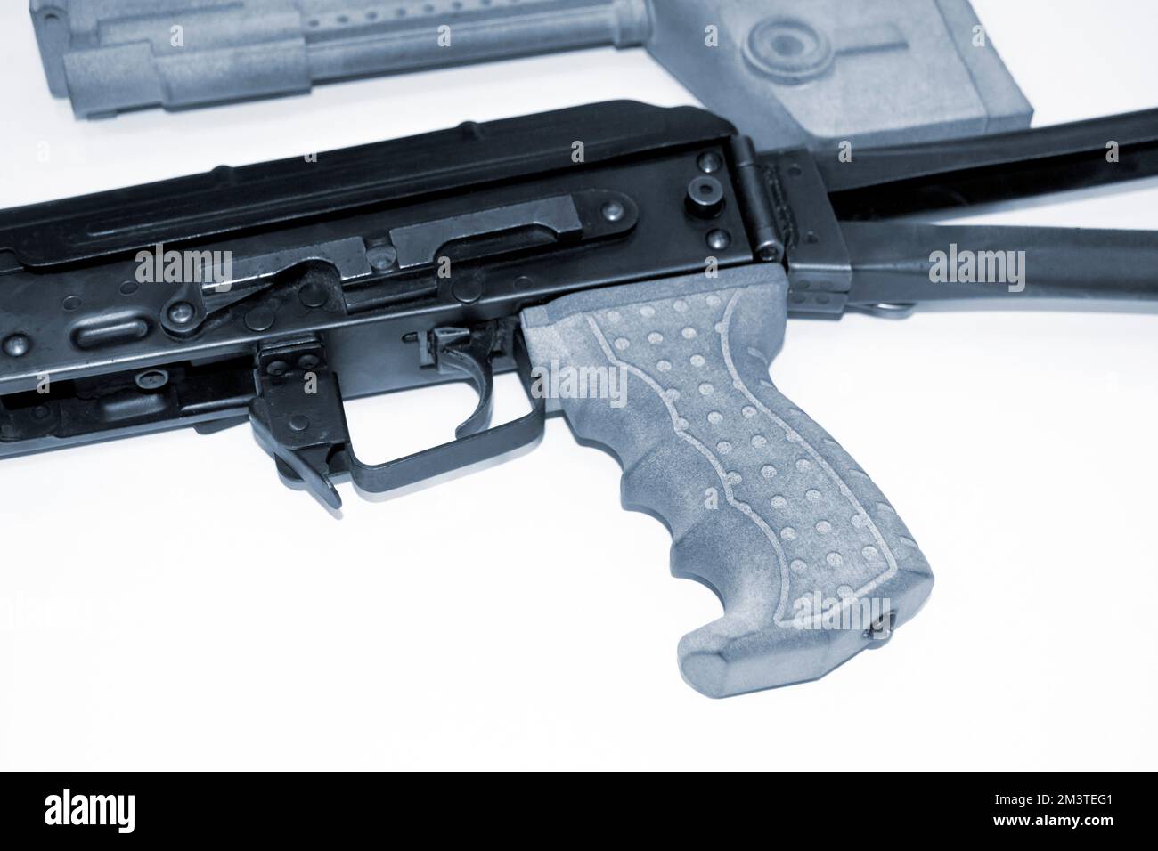 3D pièces d'armes imprimées. Assemblage de fusil d'armes, certaines pièces imprimées sur l'imprimante 3D. Détails de la couleur grise de l'arme imprimé sur l'imprimante 3D en poudre de polyamide. Technologie additive progressive Banque D'Images