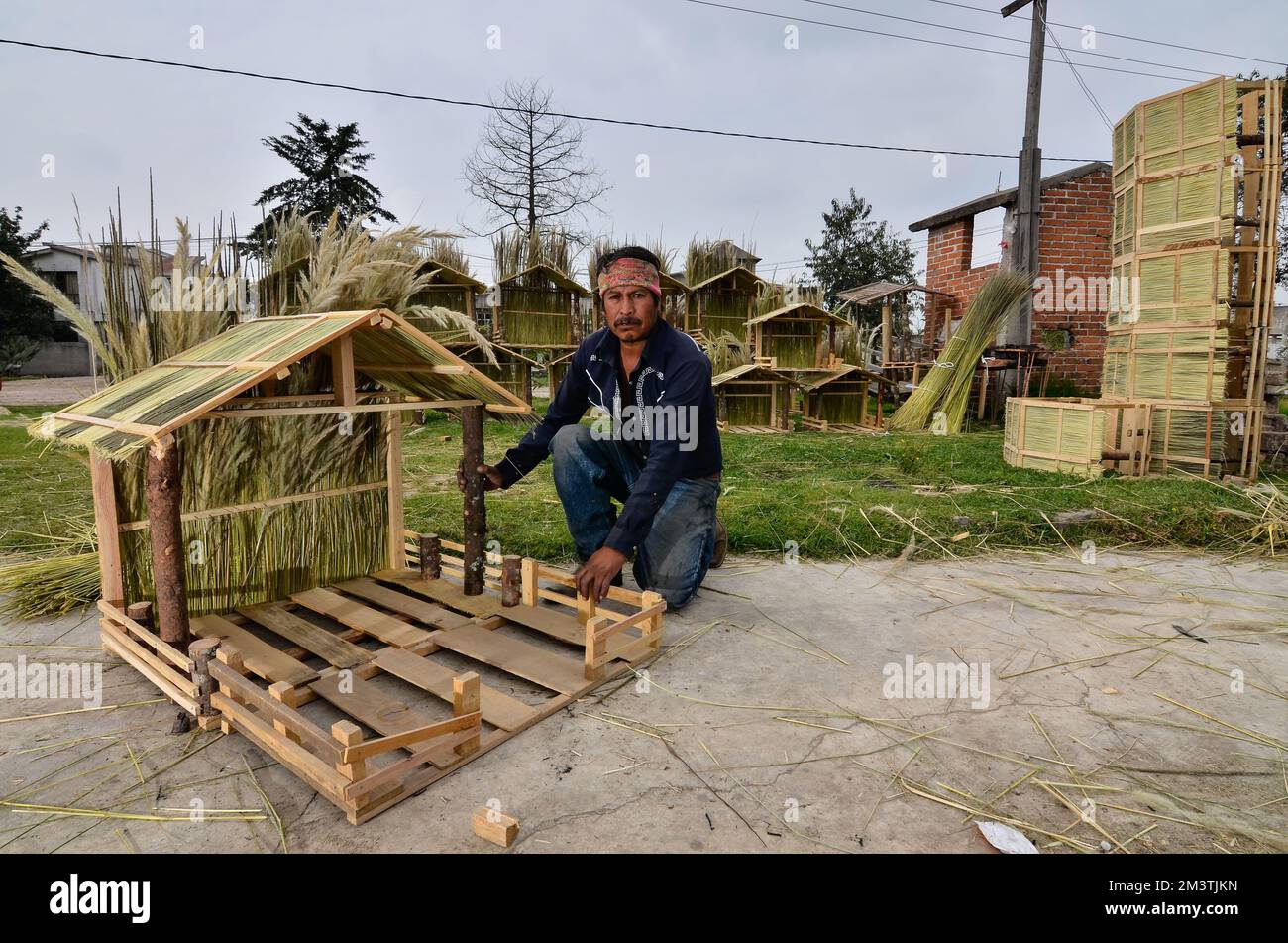 16 décembre 2022, Toluca, Mexique : la famille Gomez est originaire d'une communauté Otomi appartenant à San Pablo Autopan à Toluca, Etat du Mexique, pendant 28 ans cette saison de Noël, ils sont dédiés à la fabrication de Nativités de Noël faites à la main. Pour les faire, ils utilisent différents types de bois et différents types d'herbe, matière première recueillie sur le terrain. Sur 16 décembre 2022 à Toluca, México. (Photo par Arturo Hernández / Eyepix Group) Banque D'Images