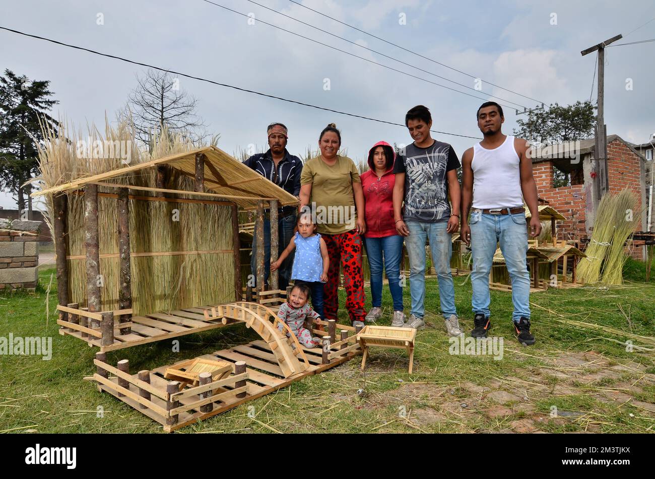 16 décembre 2022, Toluca, Mexique : la famille Gomez est originaire d'une communauté Otomi appartenant à San Pablo Autopan à Toluca, Etat du Mexique, pendant 28 ans cette saison de Noël, ils sont dédiés à la fabrication de Nativités de Noël faites à la main. Pour les faire, ils utilisent différents types de bois et différents types d'herbe, matière première recueillie sur le terrain. Sur 16 décembre 2022 à Toluca, México. (Photo par Arturo Hernández / Eyepix Group) Banque D'Images