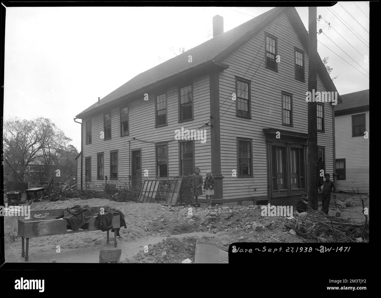 Propriété Siarkiewicz, 32 Pulaski Street, Ware, Massachusetts, septembre 27, 1938 , ouragan de la Nouvelle-Angleterre, 1938, habitations, dommages causés par les inondations, travaux nautiques, immobilier, inondations, événements naturels, état des dommages, structures résidentielles, agents de personnes Banque D'Images