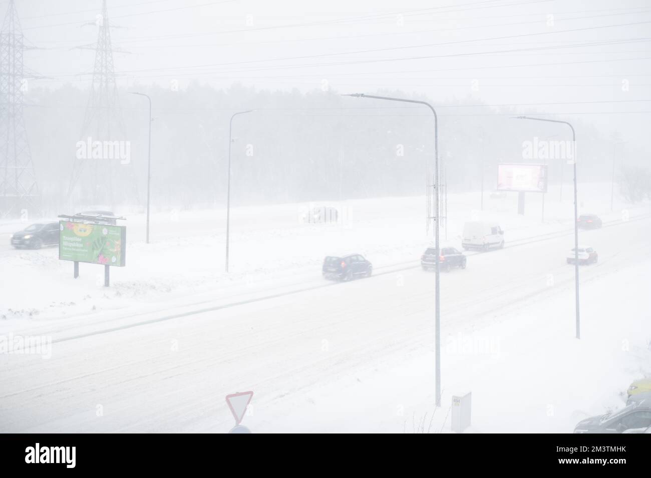 Tallinn, Estonie - 12 décembre 2022: Conditions météorologiques difficiles. Mauvaise visibilité. Circulation dangereuse. Banque D'Images