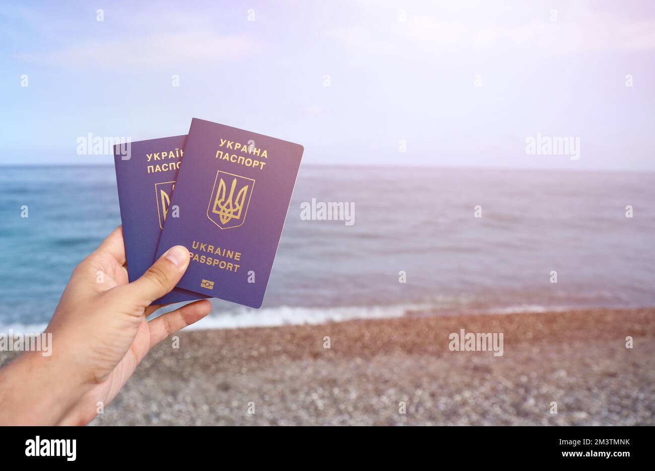 Le nouveau passeport biométrique ukrainien vous permet de voyager dans les pays européens de l'Union européenne sans visa. Document d'identité électronique gratuit Visa. Les Ukrainiens obtiennent de nouveaux passeports d'interntational Banque D'Images