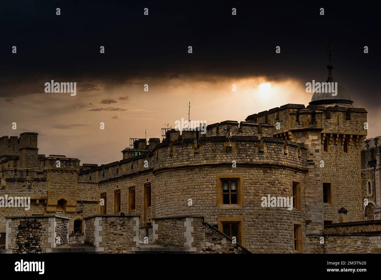 Photo évocatrice de la Tour de Londres au coucher du soleil, le château était une ancienne prison sur la Tamise. La Tour de Londres est maintenant un musée Banque D'Images