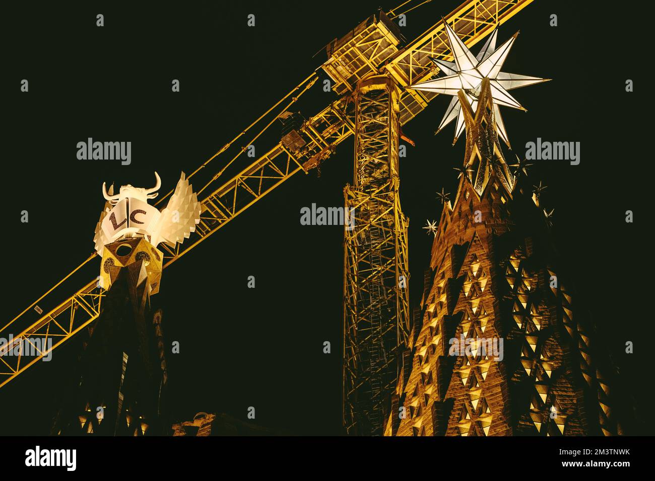 Barcelone, Espagne. 16th décembre 2022. Les pinnacles des tours de l'évangéliste Luc de la basilique 'la Sagrada Familia' sont illuminées pour la première fois pour marquer l'achèvement de la tour. Les tours sont surmontées d'une figure ailée correspondant à l'iconographie chrétienne: Un boeuf pour Luc. Avec la tour de la Vierge Marie, inaugurée il y a un an, trois des six tours centrales sont maintenant terminées. Credit: Matthias Oesterle/Alamy Live News Banque D'Images