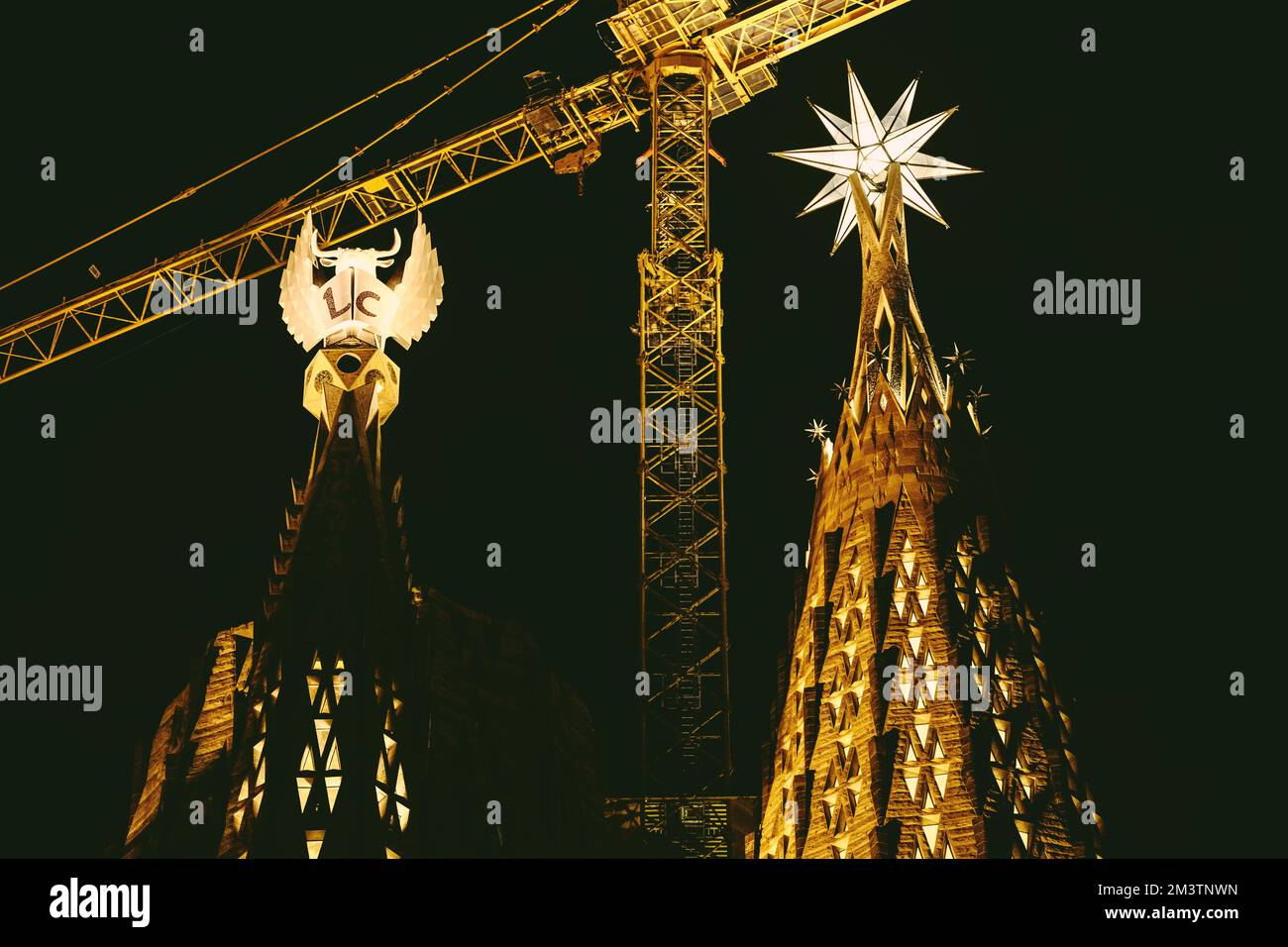 Barcelone, Espagne. 16th décembre 2022. Les pinnacles des tours de l'évangéliste Luc de la basilique 'la Sagrada Familia' sont illuminées pour la première fois pour marquer l'achèvement de la tour. Les tours sont surmontées d'une figure ailée correspondant à l'iconographie chrétienne: Un boeuf pour Luc. Avec la tour de la Vierge Marie, inaugurée il y a un an, trois des six tours centrales sont maintenant terminées. Credit: Matthias Oesterle/Alamy Live News Banque D'Images