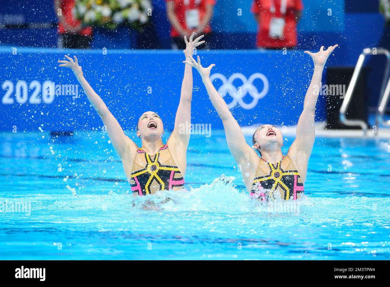 4 AOÛT 2021 - TOKYO, JAPON: INUI Yukiko et YOSHIDA Megumu du Japon participent à la routine de natation artistique Duet libre aux Jeux Olympiques de Tokyo 2020 (photo de Mickael Chavet/RX) Banque D'Images