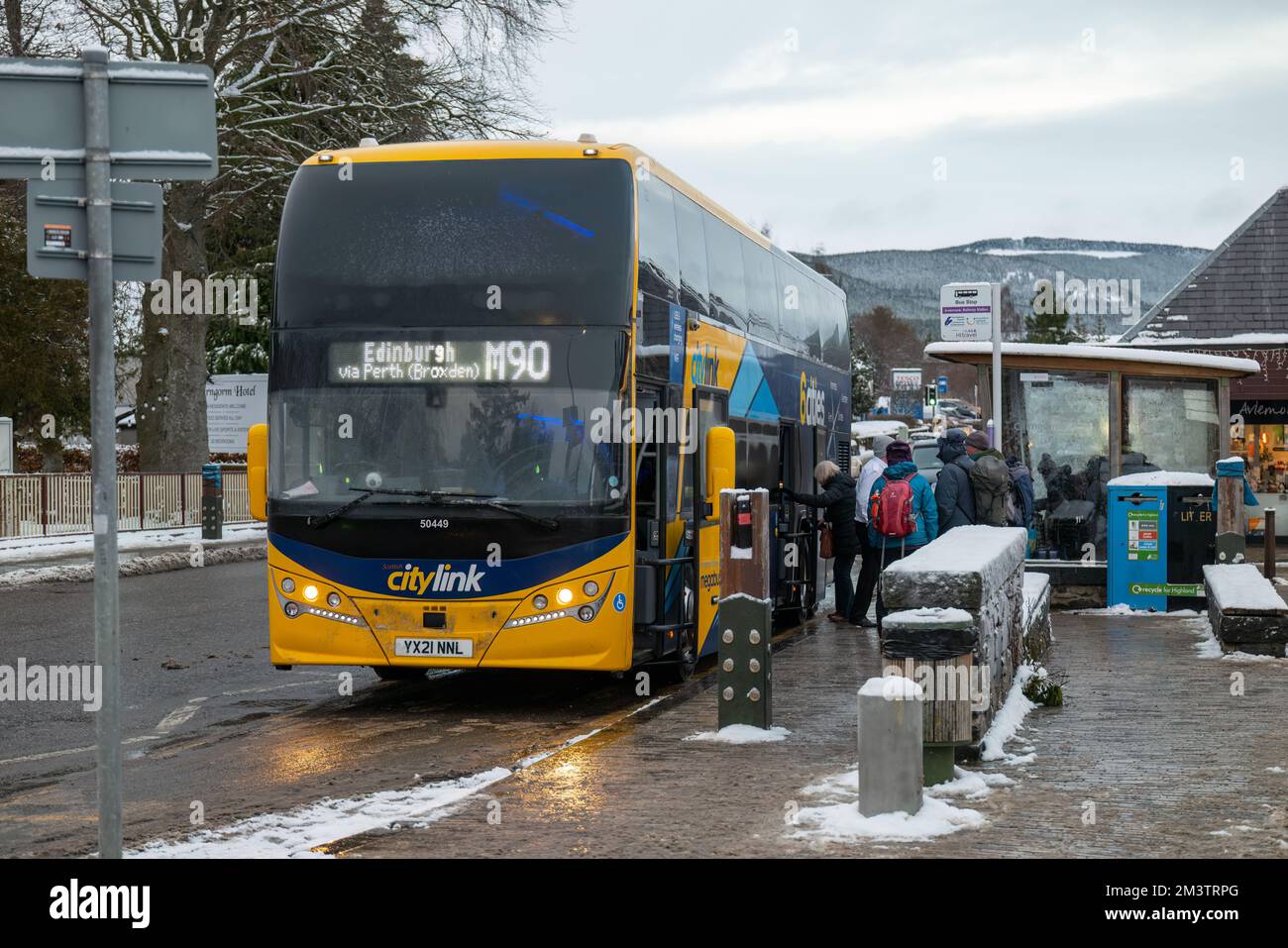 Aviemore, Highlands and Islands, Royaume-Uni. 16th décembre 2022. Il s'agit d'un bus CityLink qui recueille les passagers pour se rendre à Édimbourg à l'extérieur de la gare d'Aviemore. Credit: JASPERIMAGE / Alamy Live News Banque D'Images