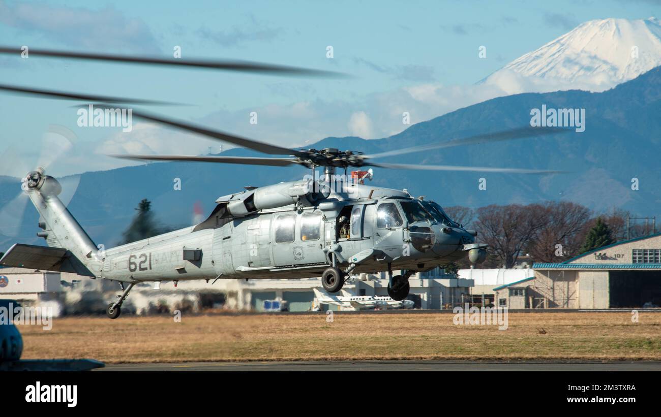 221215-N-DM318-1039 INSTALLATION AÉRIENNE NAVALE ATSUGI, Japon (15 décembre 2022) un hélicoptère MH-60s Sea Hawk provenant des « Falcons dorés » de l'Escadron de combat maritime (HSC) 12 affecté à l'escadre aérienne Carrier (CVW) 5, est retourné à l'installation aérienne navale Atsugi en décembre 15. HSC-12 a terminé un déploiement de la flotte en 7th où il a fourni de l'énergie aérienne à l'appui du groupe de grève des transporteurs USS Ronald Reagan alors qu'il a fonctionné avec des alliés et des partenaires pour soutenir un Indo-Pacific libre et ouvert. (É.-U. Photo marine par Spécialiste communication de masse 2nd classe Ange Olivier Clement) Banque D'Images