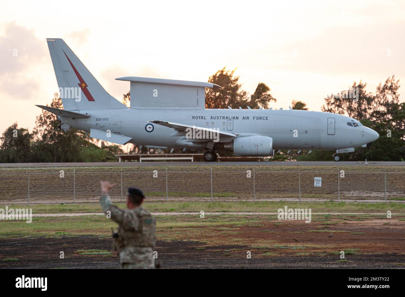 Un Wedggeail de la Royal Australian Air Force E-7A, exploité par l'escadron n° 2 basé à la base de la RAAF Williamtown (Australie), taxi vers la piste le 7 décembre 2022, à l'aéroport international d'Honolulu (Hawaï), pendant l'exercice PACIFIC EDGE 23. États-Unis La Force aérienne s'entraîne régulièrement aux côtés de partenaires alliés, tels que la RAAF, et est postelle pour répondre aux crises et aux imprévus dans l'ensemble des États-Unis Commandement Indo-Pacific. (É.-U. Photo de la Garde nationale aérienne par le sergent d'état-major John Linzmeier) Banque D'Images
