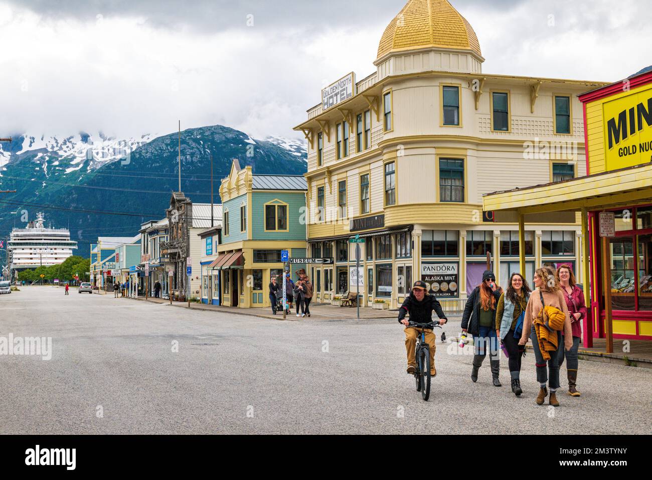Les touristes se promènent sur State Street ; bateau de croisière dans le port ; Skagway ; Alaska ; États-Unis Banque D'Images