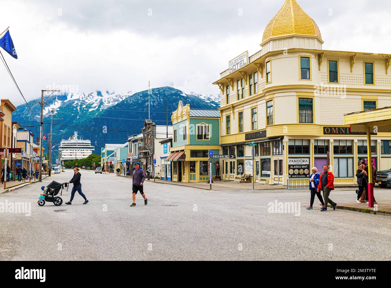 Les touristes se promènent sur State Street ; bateau de croisière dans le port ; Skagway ; Alaska ; États-Unis Banque D'Images