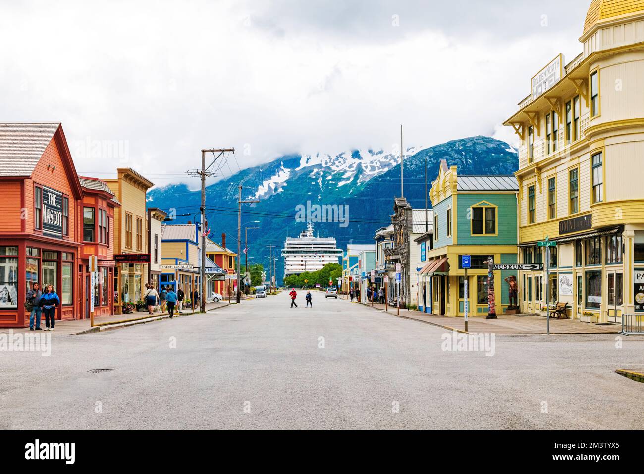 Les touristes se promènent sur State Street ; bateau de croisière dans le port ; Skagway ; Alaska ; États-Unis Banque D'Images