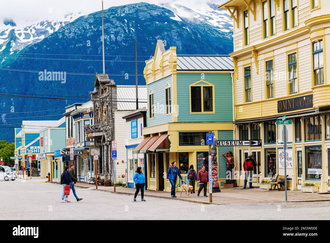 Les touristes se promènent sur State Street, Skagway, Alaska, États-Unis Banque D'Images