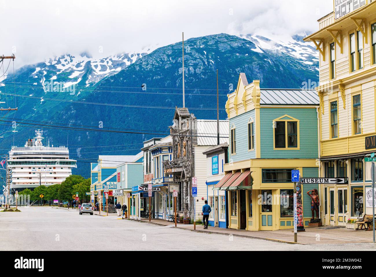 Les touristes se promènent sur State Street ; bateau de croisière dans le port ; Skagway ; Alaska ; États-Unis Banque D'Images