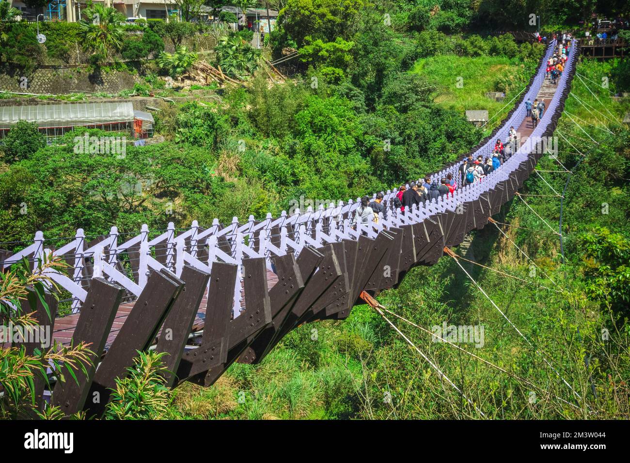 Taipei, Taïwan - 10 mars 2022 - touristes traversant le pont suspendu de Baishihu dans le quartier de Neihu Banque D'Images