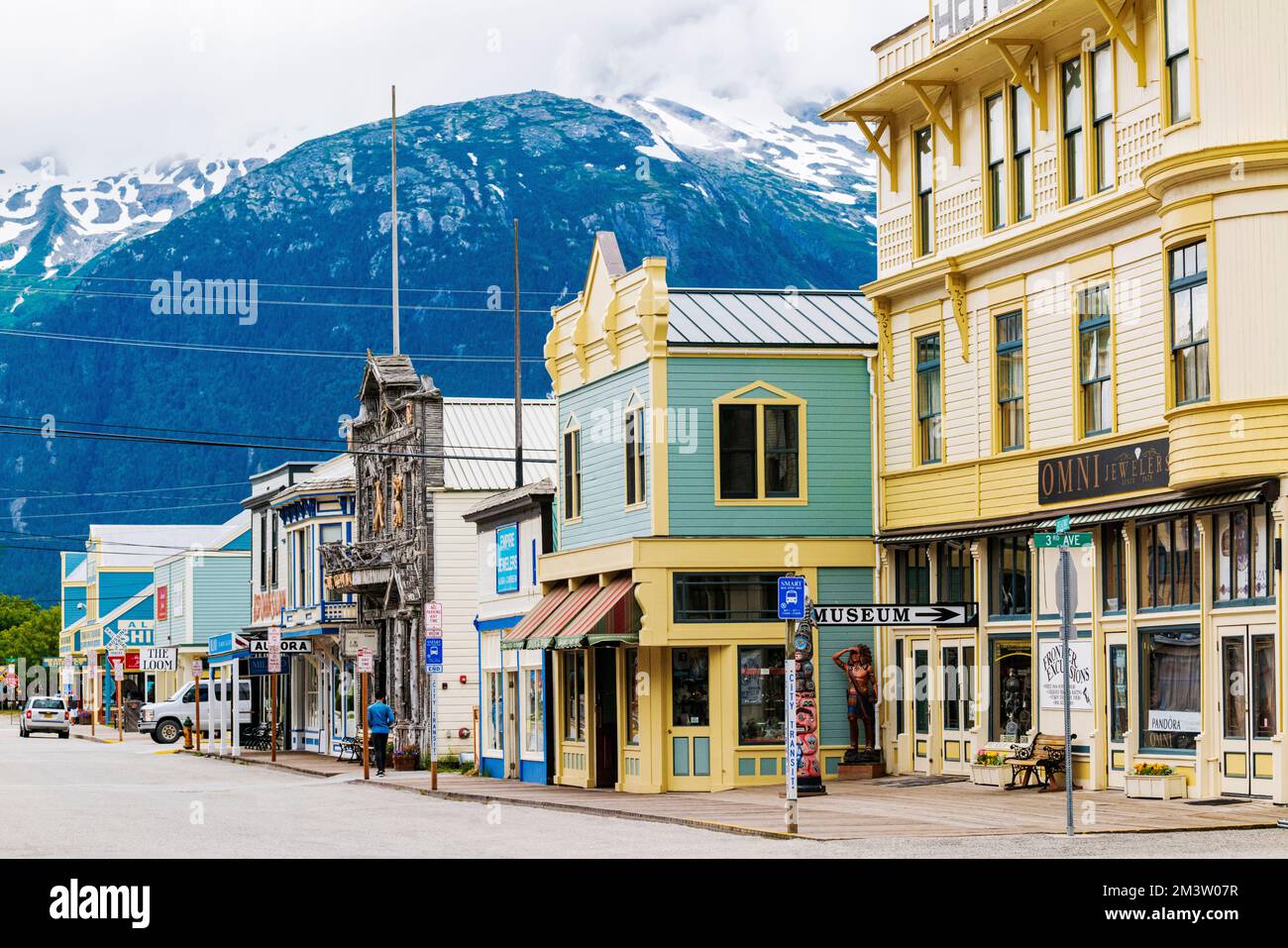 Les touristes se promènent sur State Street, Skagway, Alaska, États-Unis Banque D'Images