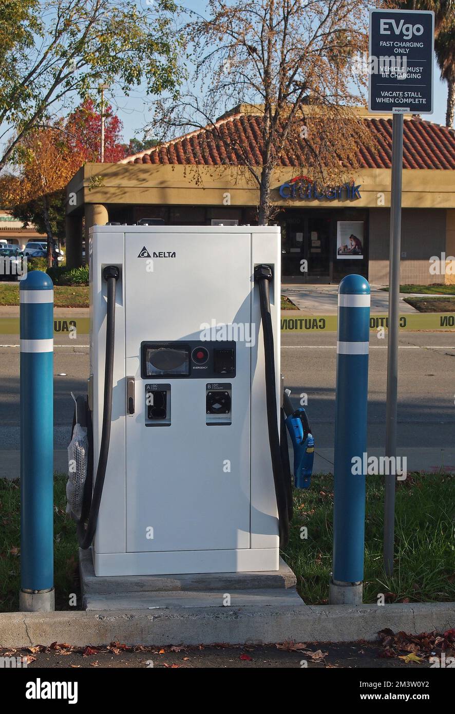 Nouvelle station de charge rapide EVgo pour véhicules électriques dans un parking de centre commercial à Union City, Californie Banque D'Images