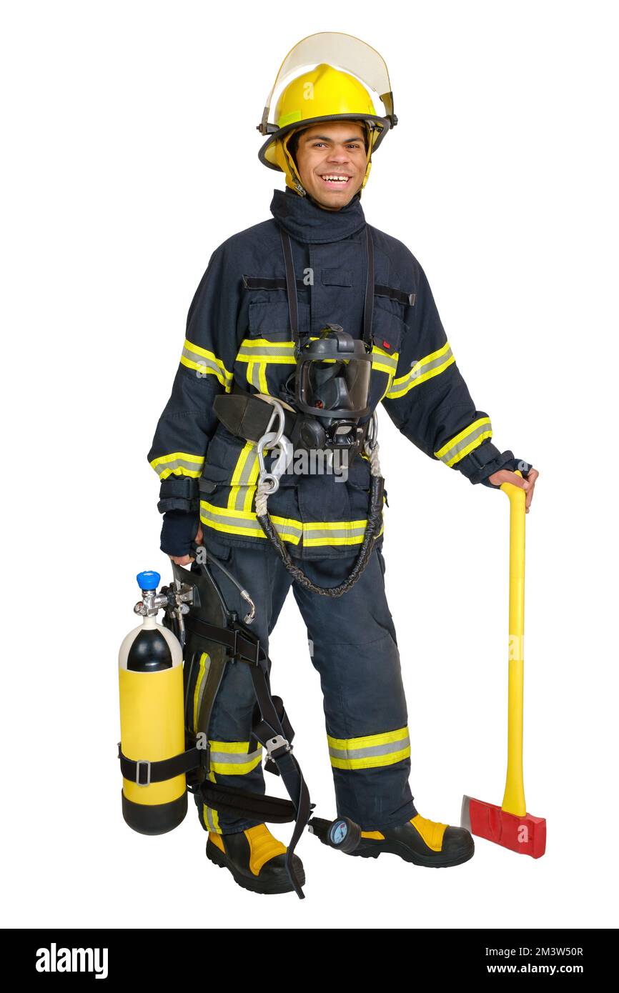 Homme afro-américain souriant plein corps en uniforme de pompier avec appareil de cylindre d'air respirable et masque complet, et hache dans han Banque D'Images