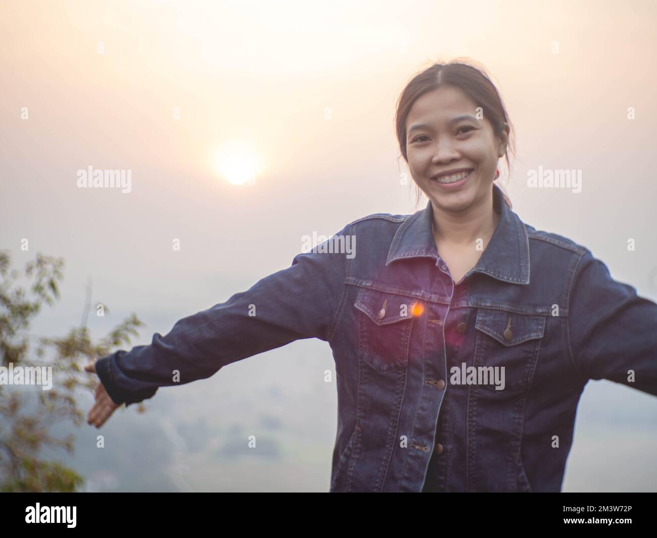 Femme portant une chemise en denim sur fond de montagne avec le soleil du  matin Photo Stock - Alamy