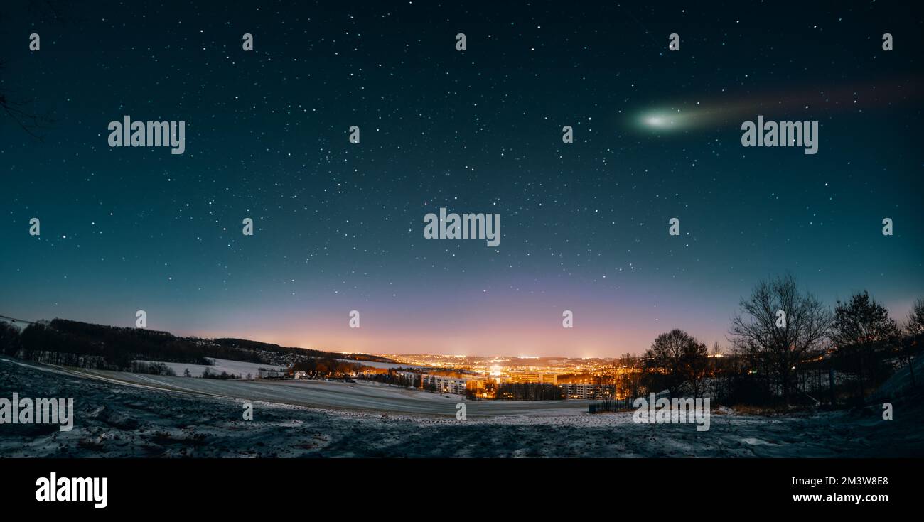Comet dans le ciel nocturne Banque D'Images