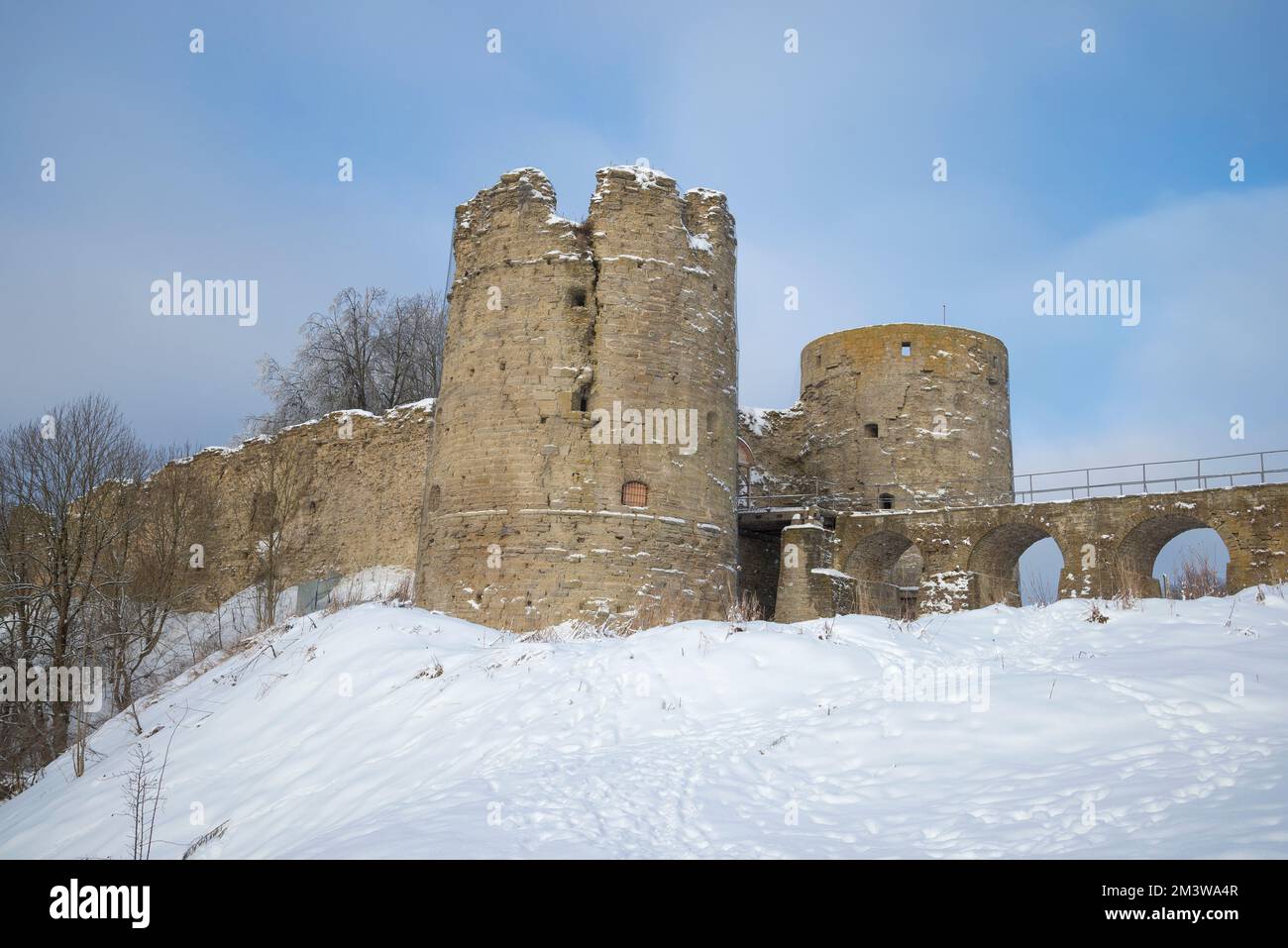 Vue sur les tours de la porte de l'ancienne forteresse de Koporye l'après-midi de février. Koporye. Leningrad, Russie Banque D'Images