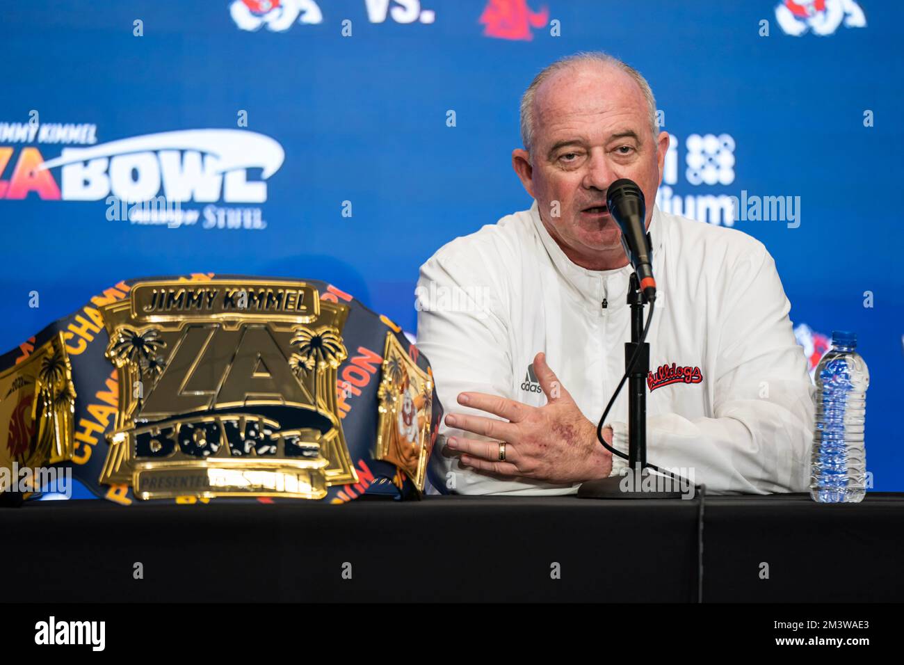 Jeff Tedford, entraîneur-chef des Bulldogs de l'État de Fresno, parle lors de la conférence de presse des entraîneurs-chefs de Jimmy Kimmel LA Bowl, vendredi, 16 décembre 2022, à la SOFI Banque D'Images